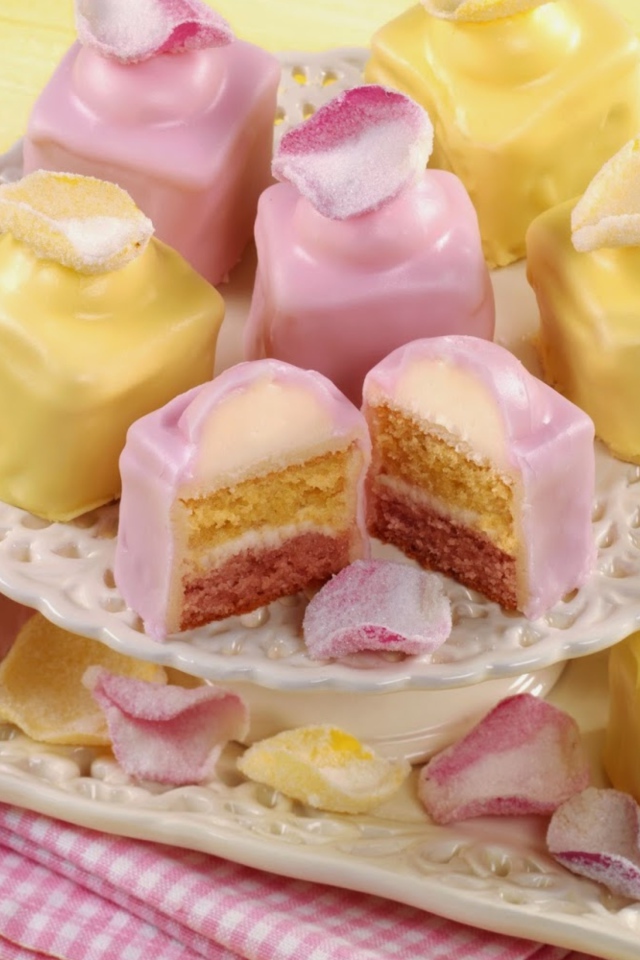 Аппетитное печенье в глазури на столе 