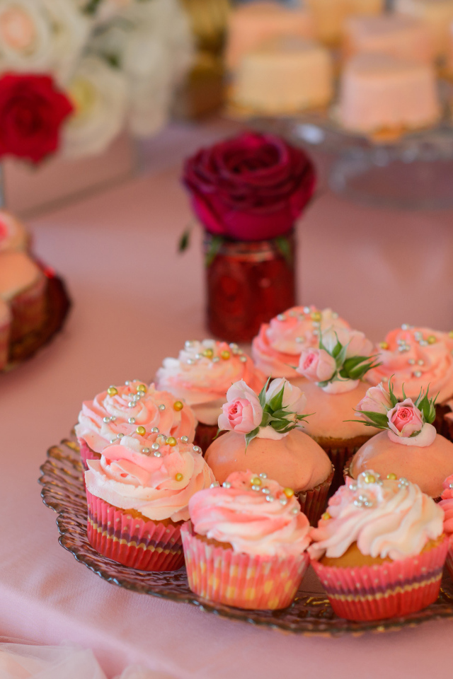 Аппетитные дизайнерские капкейки на столе