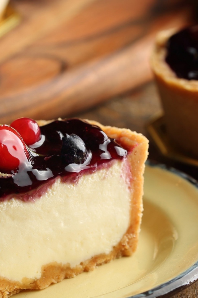 Аппетитный десерт с джемом с ягодами 