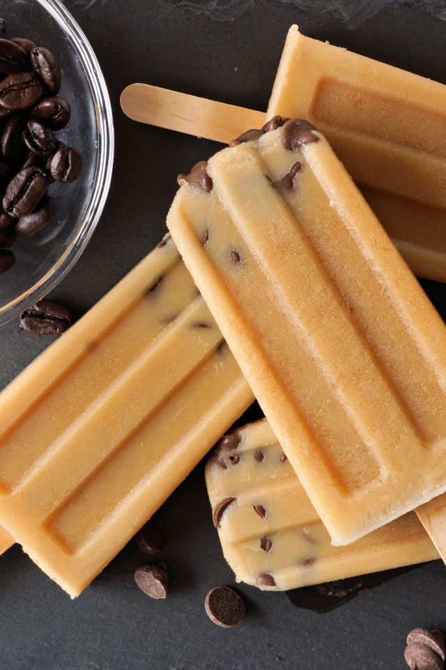 Аппетитное фруктовое мороженое с кофейными зернами