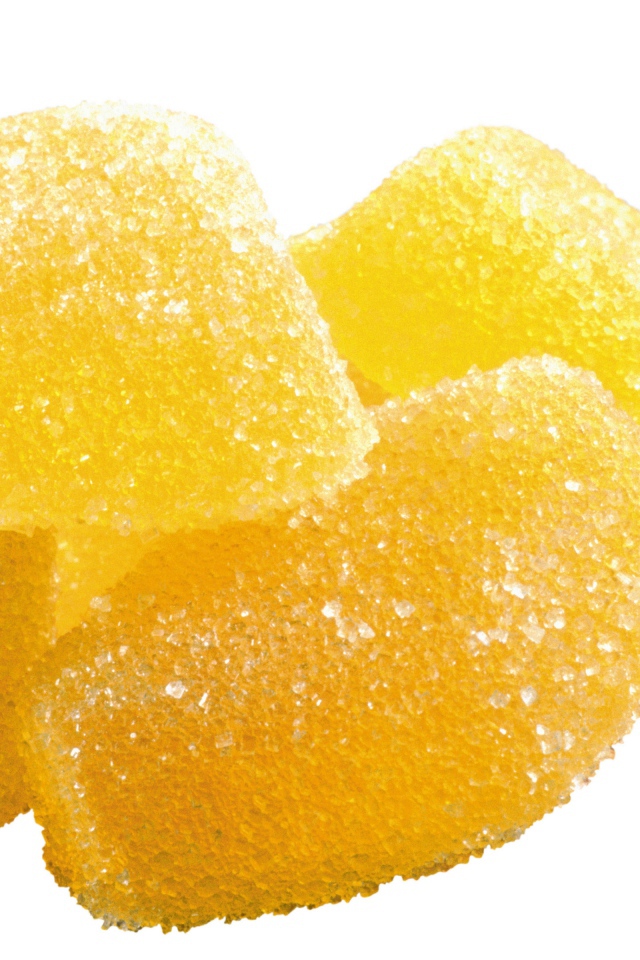 Аппетитный  мармелад в сахаре на белом фоне