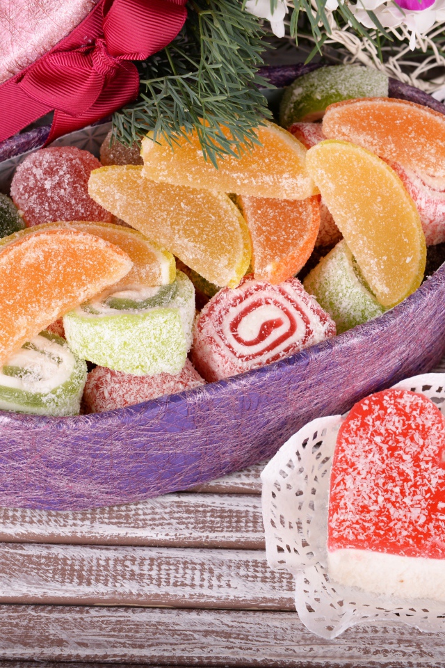 Аппетитные мармеладные конфеты на столе