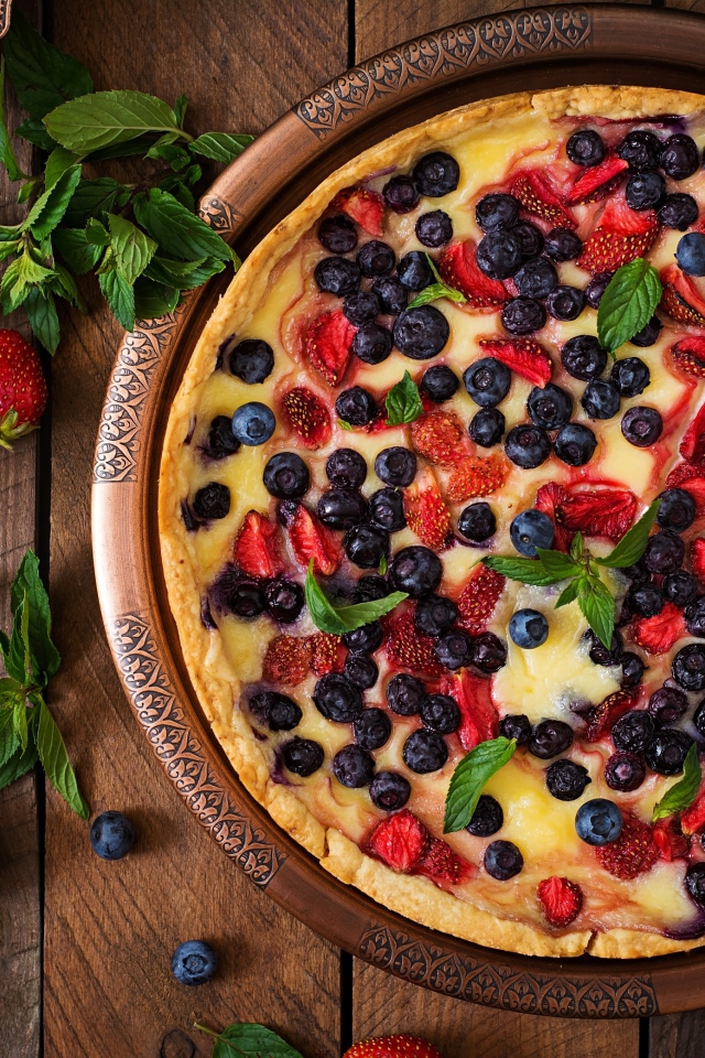 Аппетитный пирог с ягодами на деревянном столе