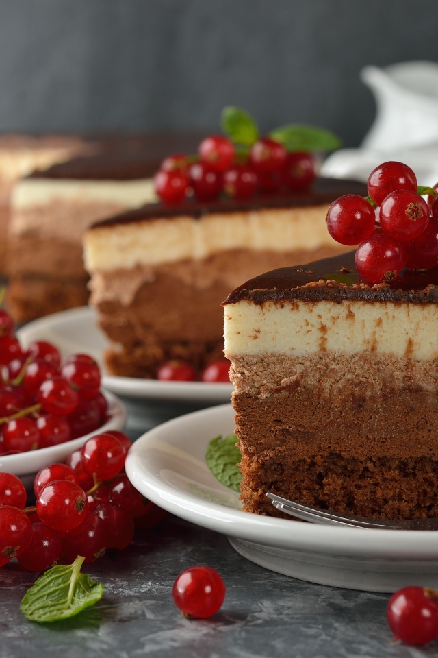 Аппетитные куски торта с ягодами красной смородины