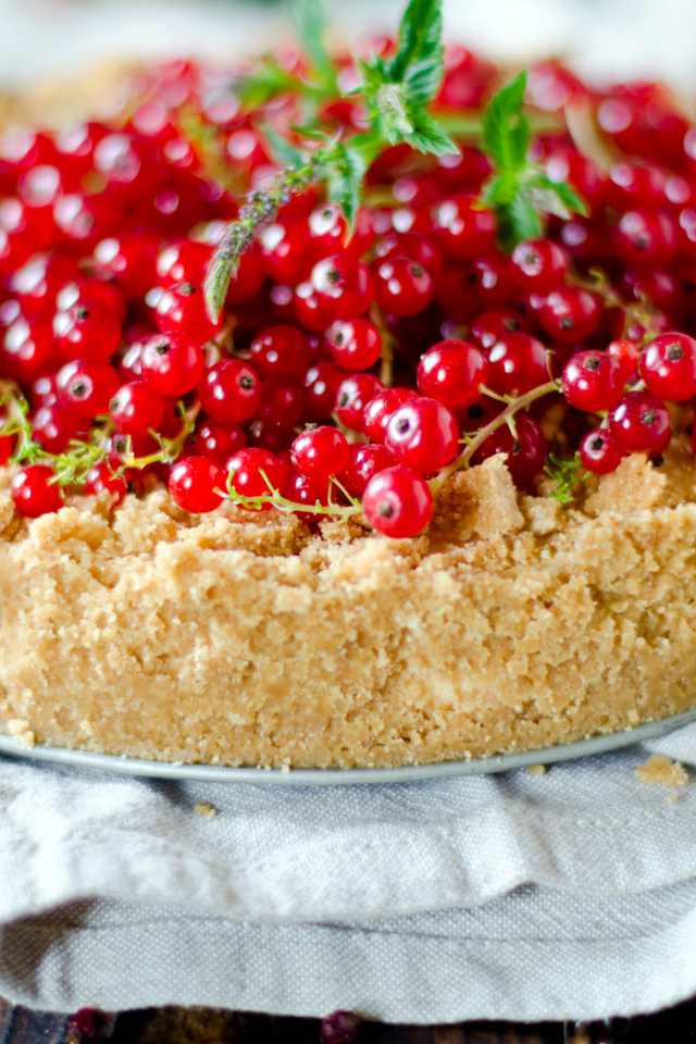 Аппетитный песочный пирог с красной смородиной