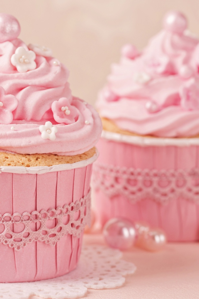 Аппетитные сладкие кексы с розовым кремом 