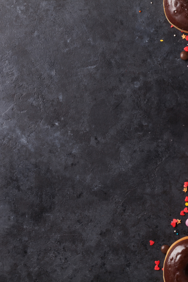 Аппетитные сладкие пончики с кофе на сером фоне