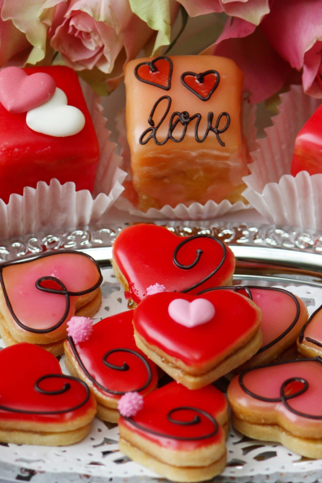 Аппетитное сладкое печенье в форме сердечек