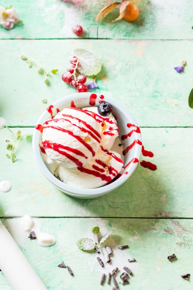 Шарики сливочного мороженого с ягодами и фруктами