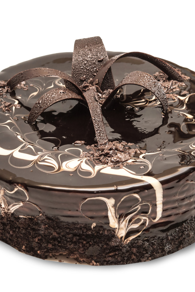 Красивый аппетитный шоколадный торт на белом фоне