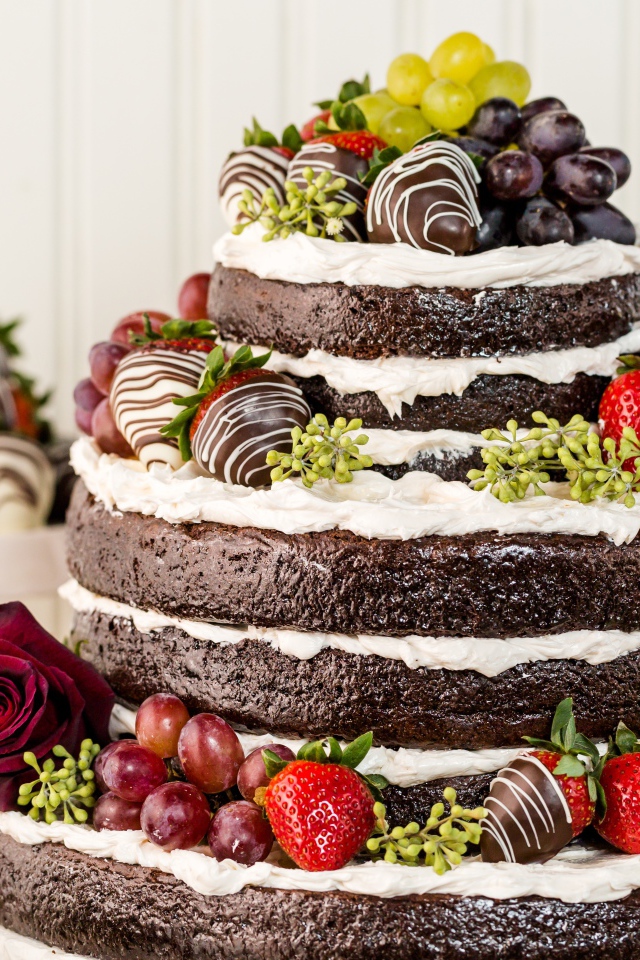 Красивый большой торт с ягодами