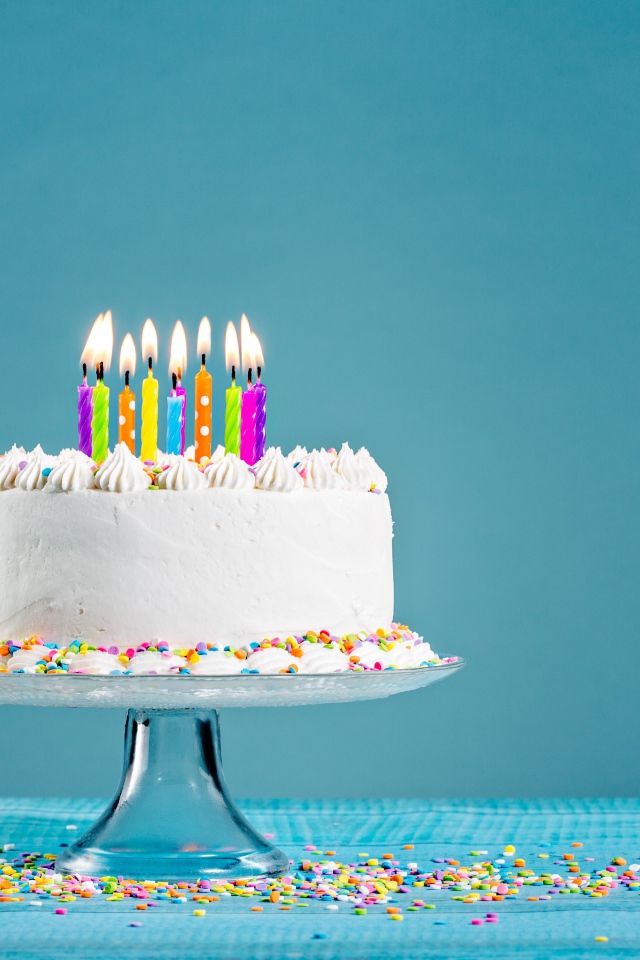 Красивый торт со свечками на день рождения