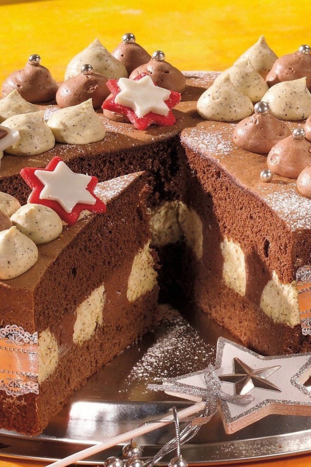 Красивый праздничный торт с кремом на столе с волшебной палочкой