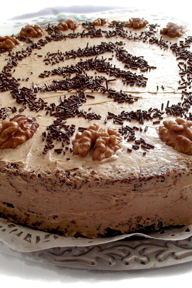 Красивый праздничный торт с грецкими орехами