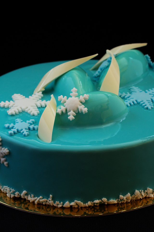 Красивый голубой глянцевый торт со снежинками 