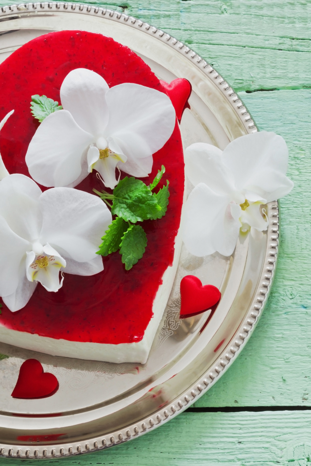 Красивый торт в форме сердца с белыми орхидеями