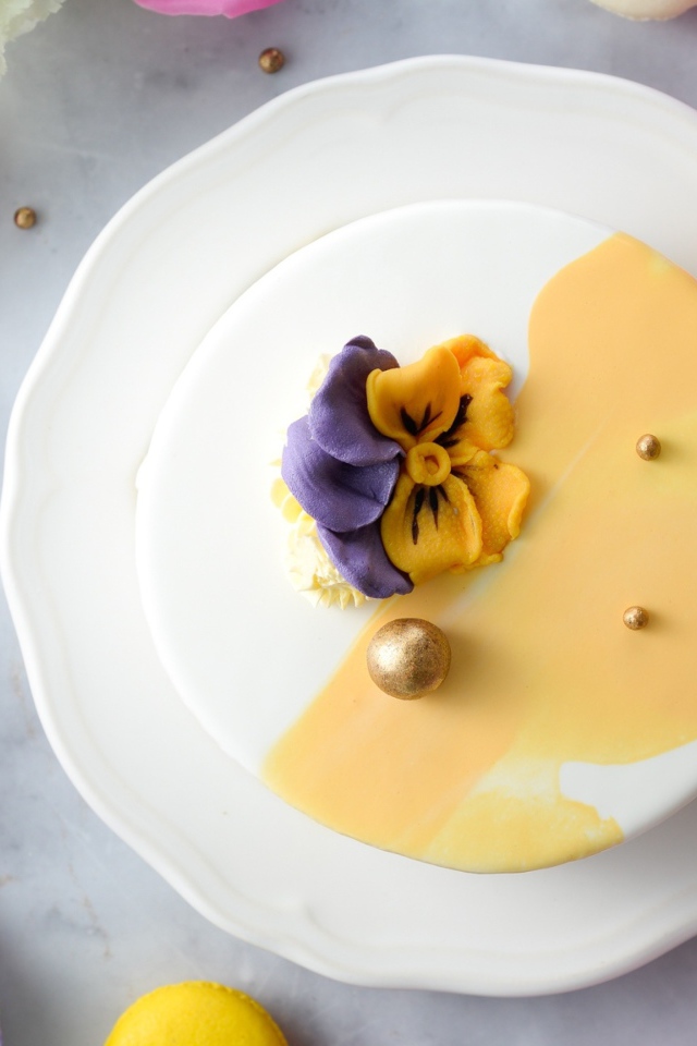 Красивый торт на белой тарелке с цветами вид сверху 