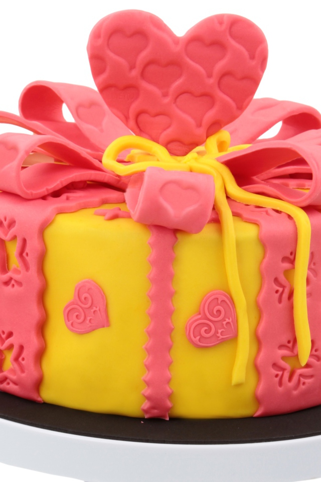 Красивый торт с сердечками из мастики на белом фоне