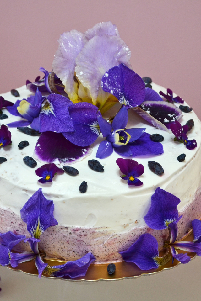 Красивый торт с фиолетовыми цветами ириса 