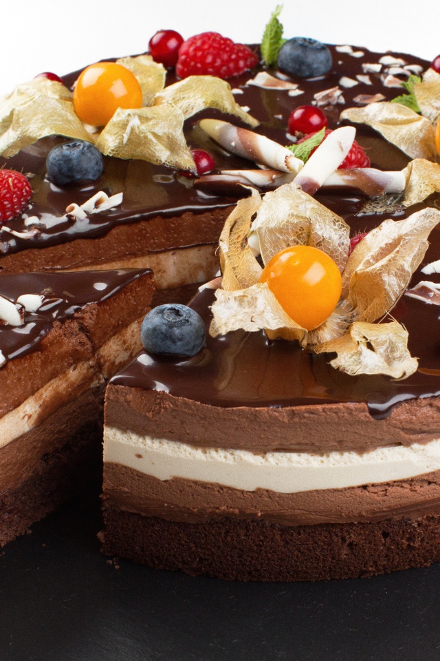 Красивый торт с суфле, шоколадом и ягодами