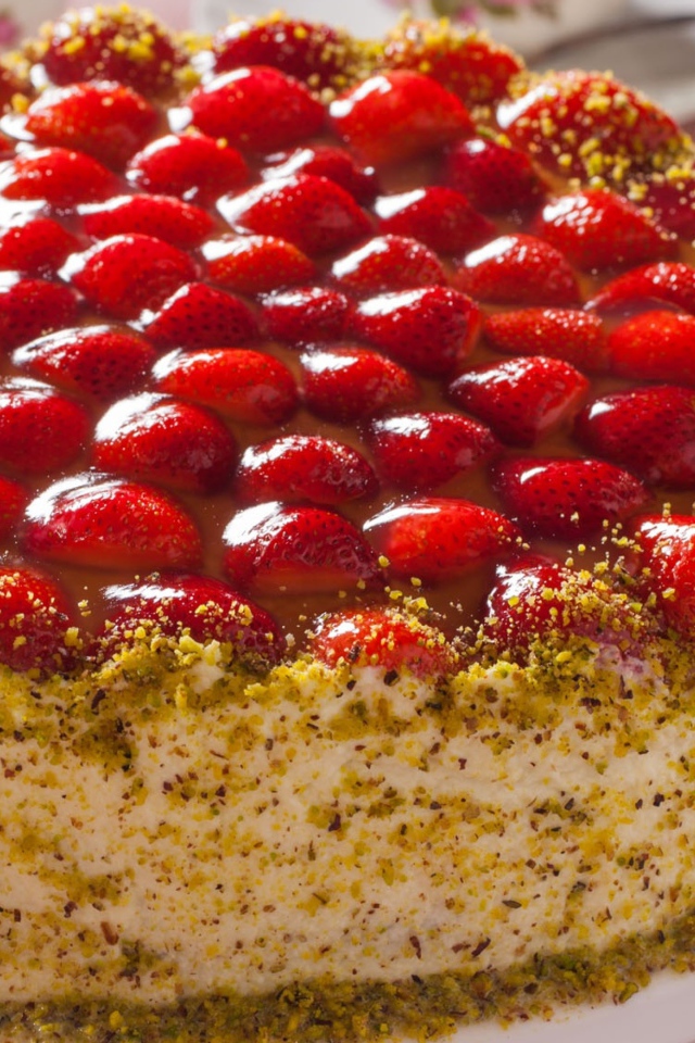 Красивый торт с клубникой 