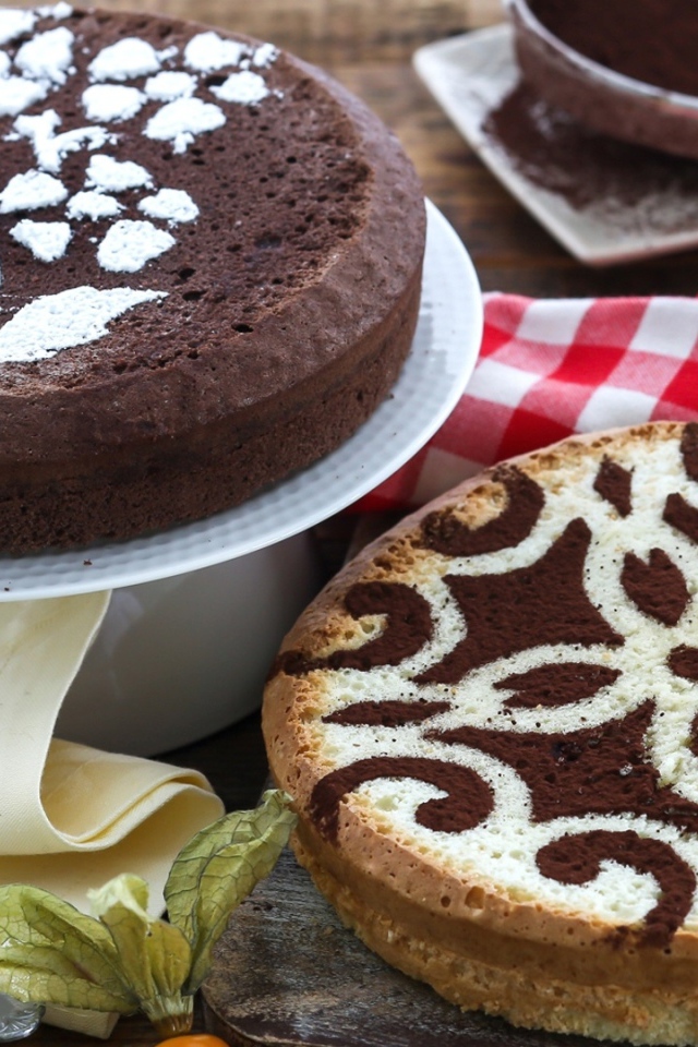 Красивые пироги с рисунком на столе с ягодами