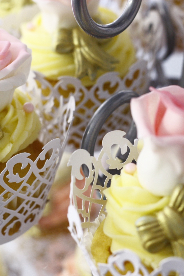 Красивые капкейки с розовыми розами из мастики