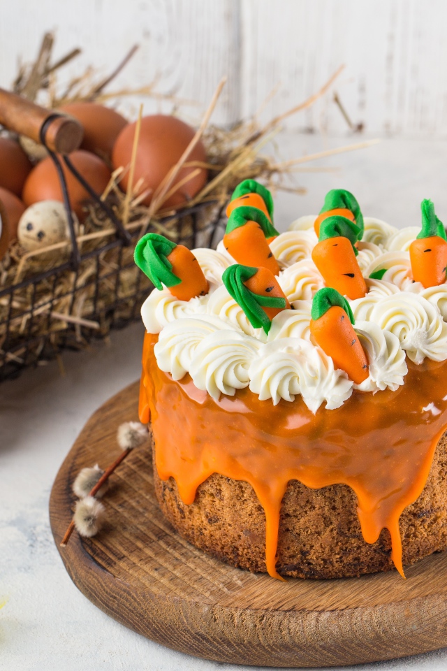 Красивый праздничный кулич с кремом 