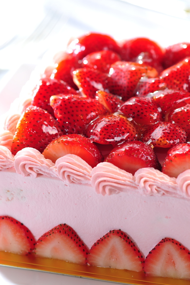 Красивый праздничный торт суфле с клубникой