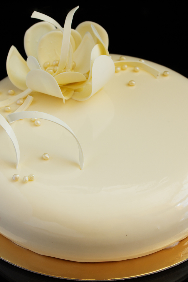 Красивый глянцевый торт с белым цветом