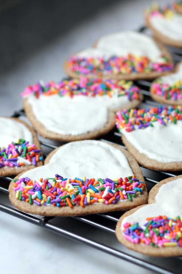 Красивое печенье в форме сердца с сахарной глазурью