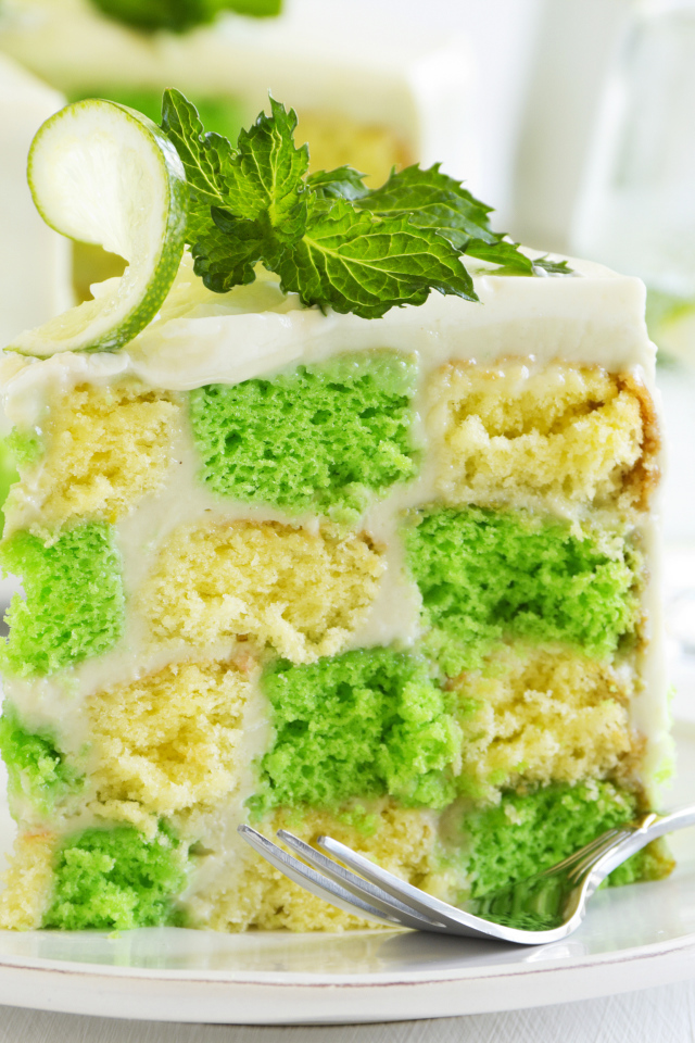 Красивый разноцветный торт с лаймом