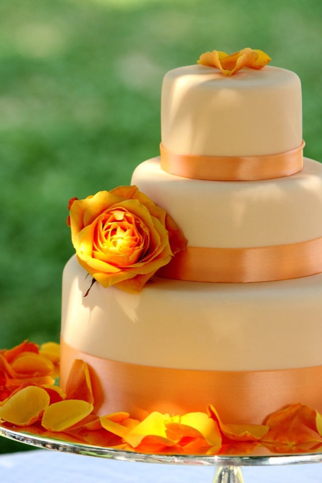 Красивый оранжевый свадебный торт с лепестками розы