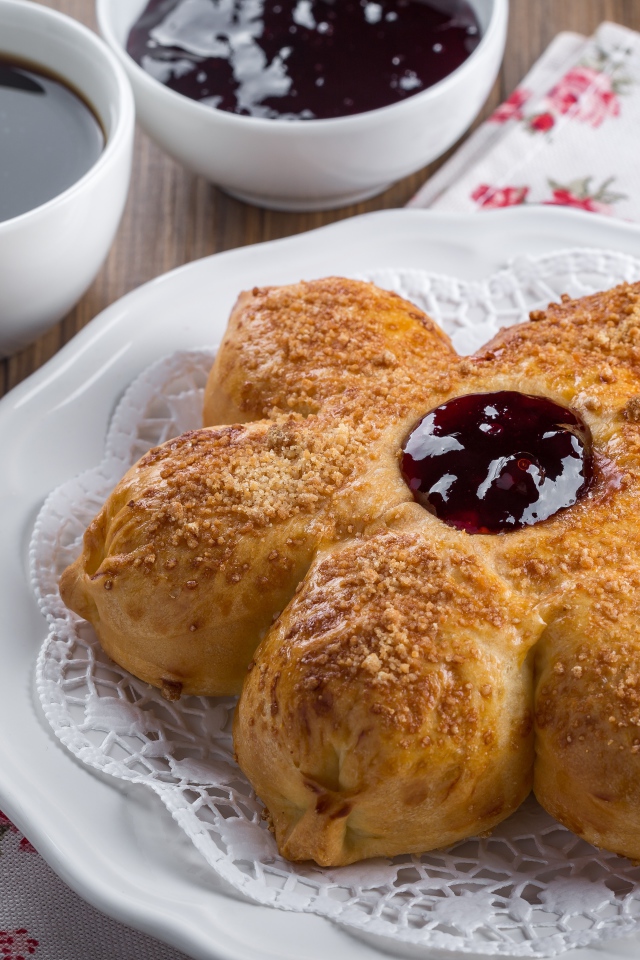 Красивый пирог на столе с чаем