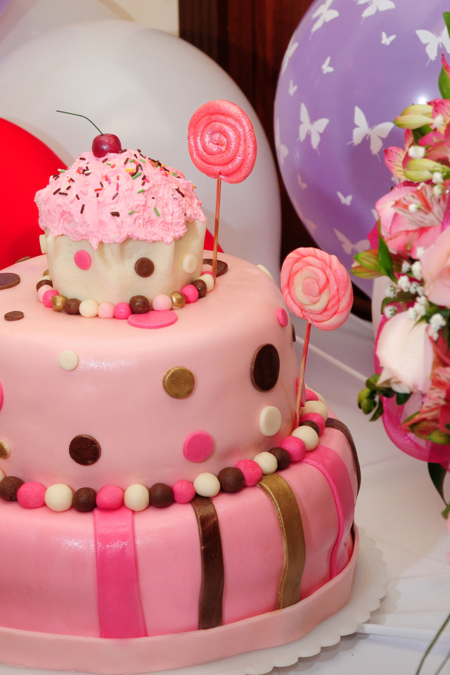 Красивый розовый торт на день рождения с букетом цветов