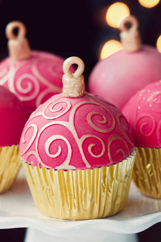 Красивые розовые кексы на Новый год 