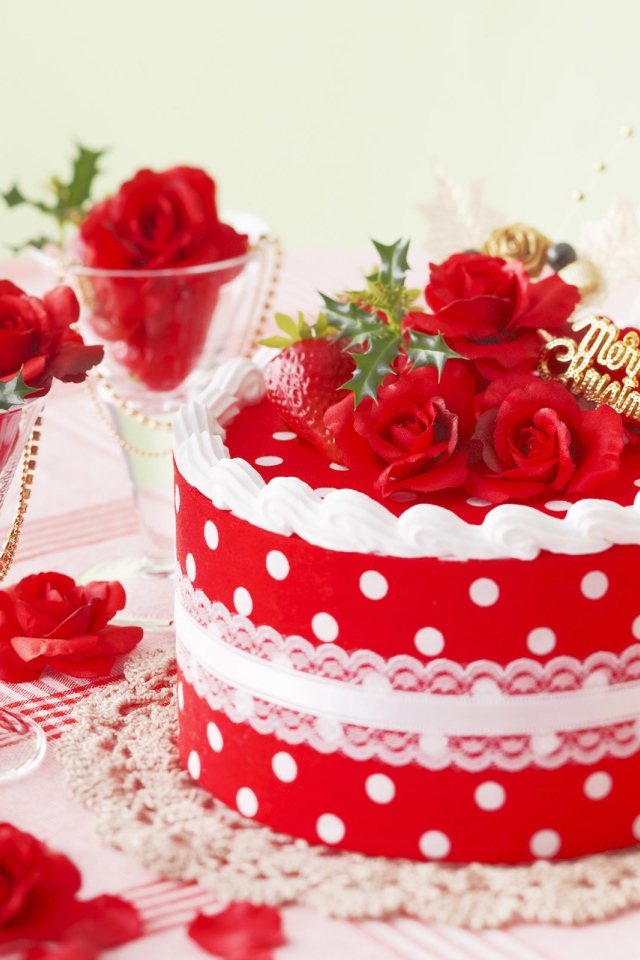 Красивый красный торт с цветами на Рождество 2019