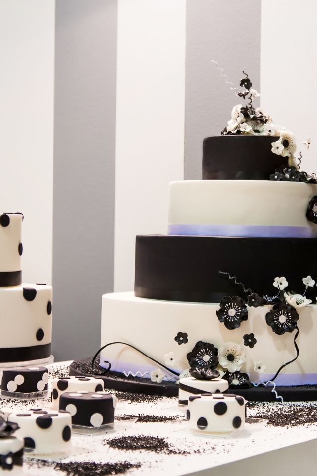 Красивый свадебный черно белый торт
