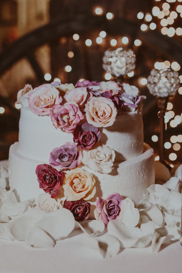 Красивый свадебный торт украшен розами