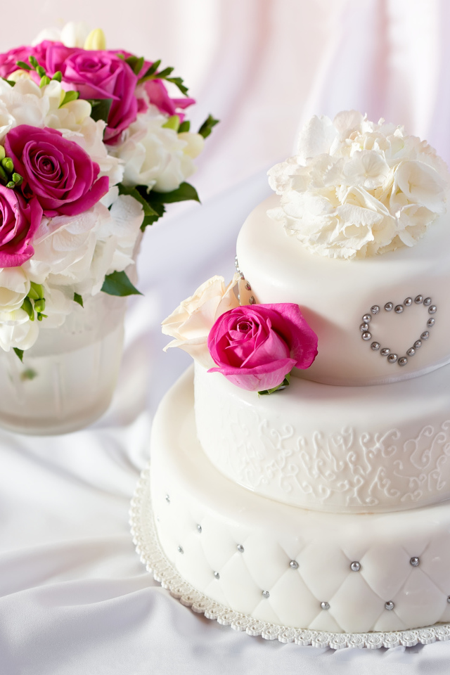 Красивый свадебный торт с букетом цветов на белом фоне