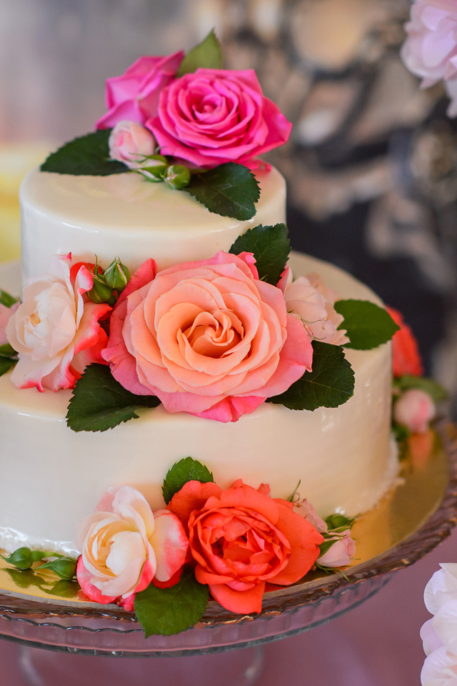 Красивый свадебный торт с розами