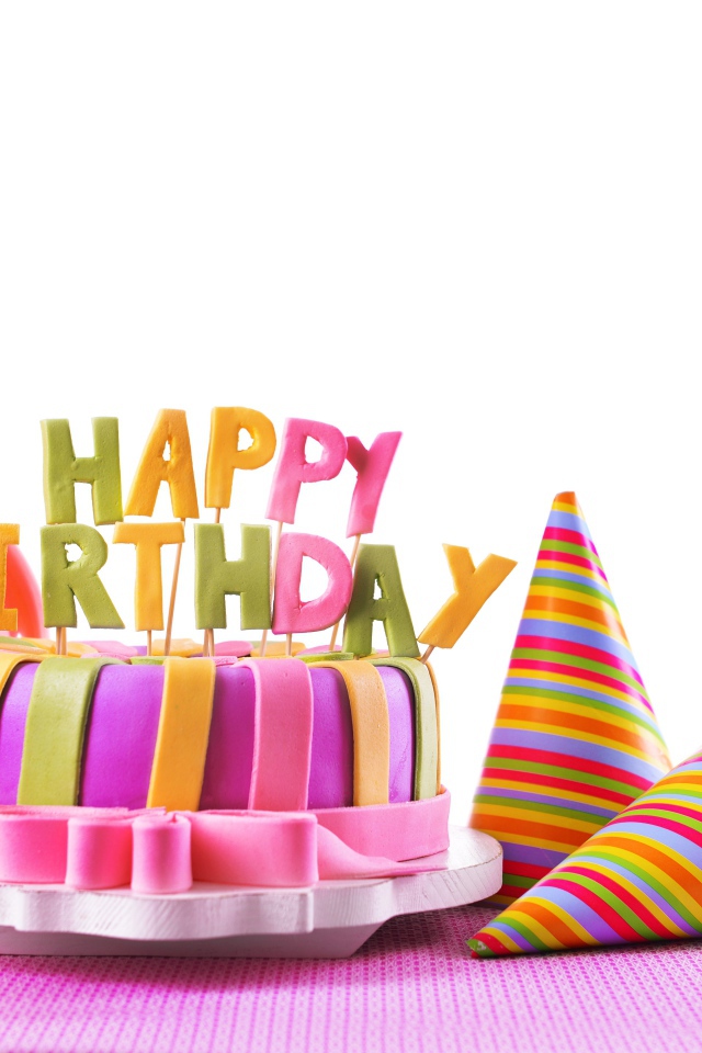 Торт на день рождения с воздушными шарами и колпаками на белом фоне
