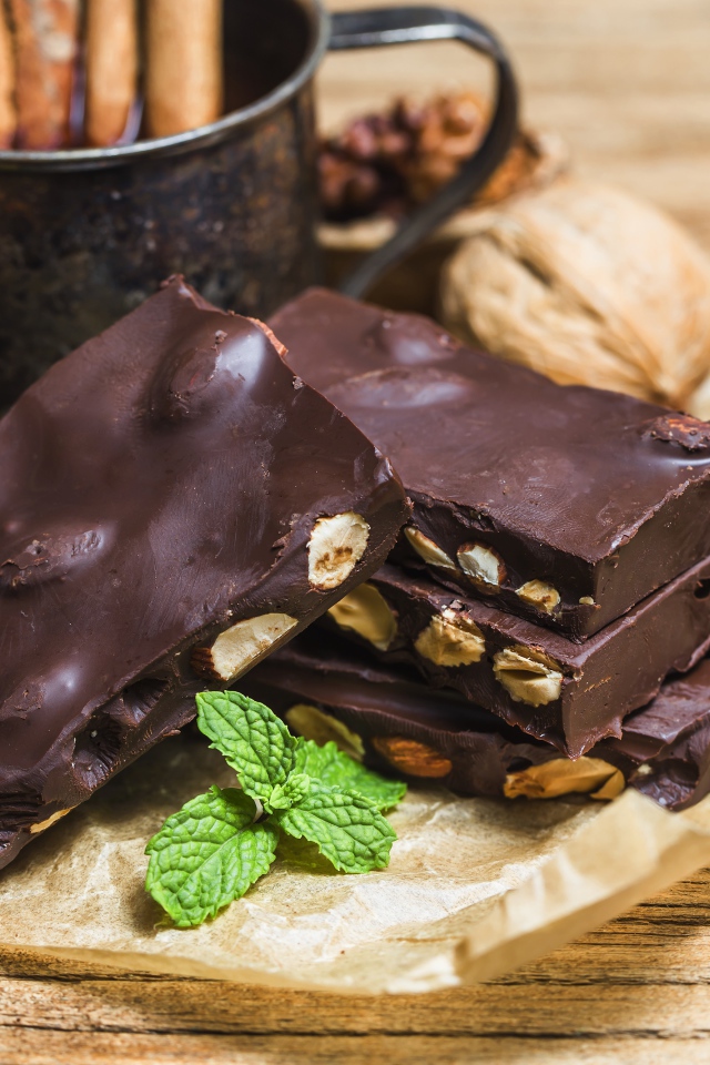 Черный шоколад с орехами на столе 