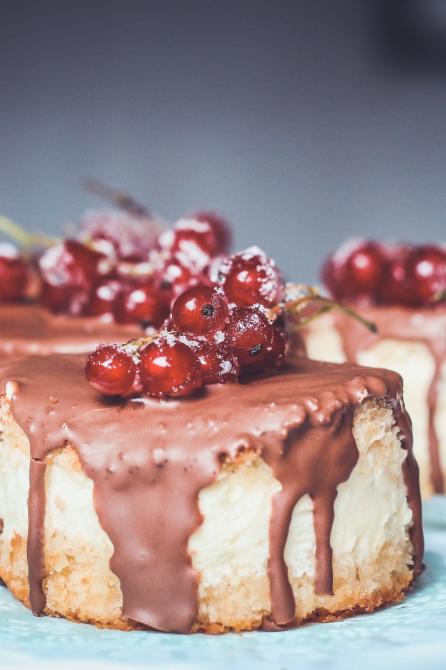 Пирожное в глазури с ягодами красной смородины