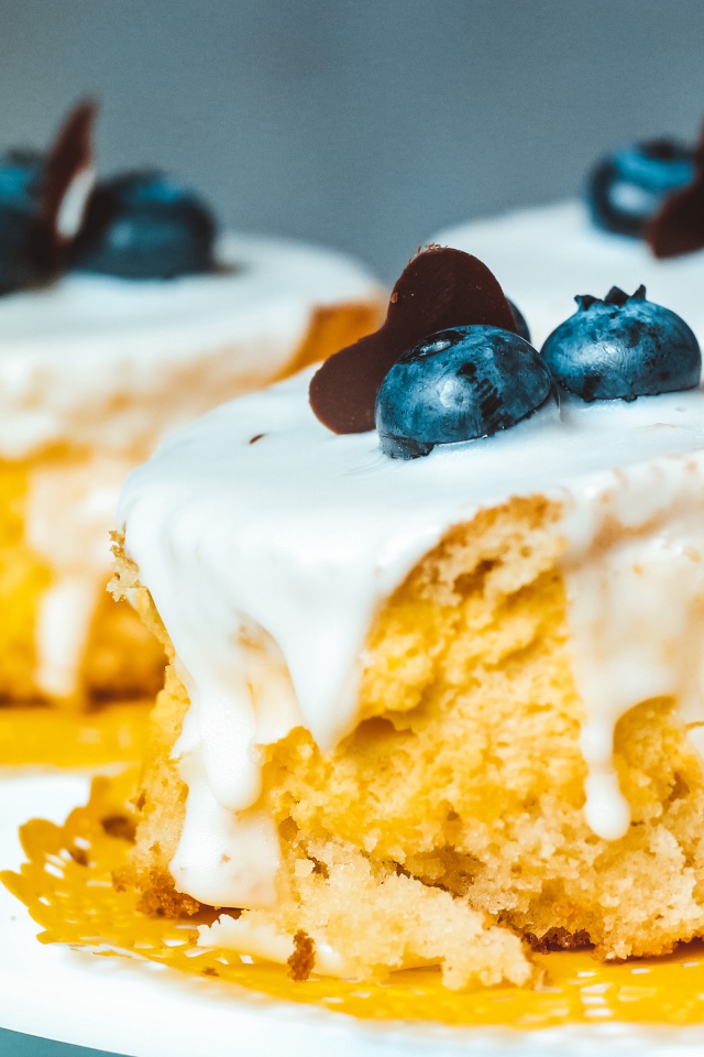 Пирожное в глазури с ягодами черники 