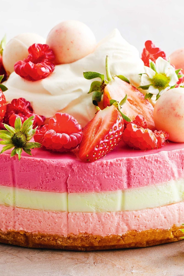 Торт мусс с ягодами клубники и малины