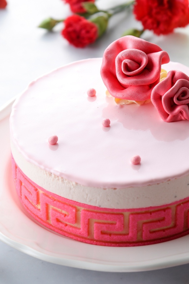 Торт суфле на столе с цветами 