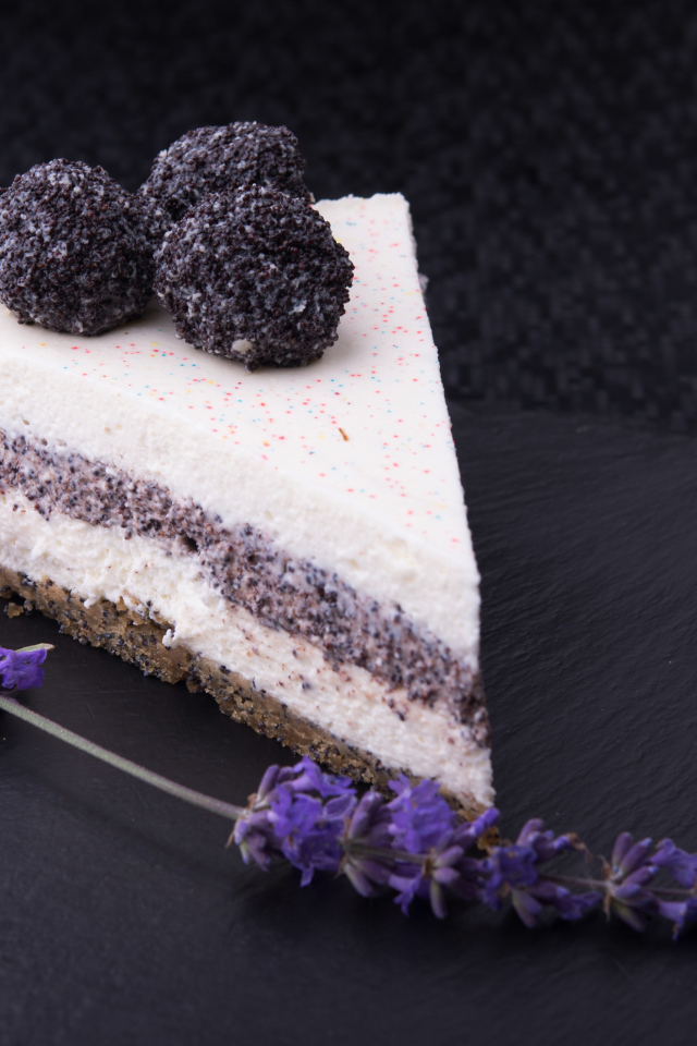 Пирожное с веточкой лаванды на сером фоне