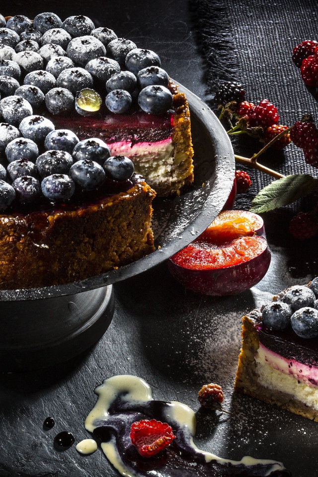 Пирог с ягодами черники и ежевики 