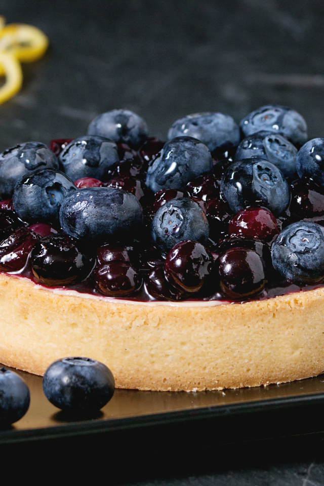 Пирог с ягодами черники и вареньем